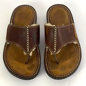 Ugg Sandals. Mens thong Style. Leather & Sheepskin